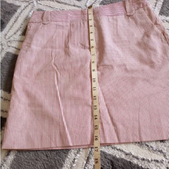 LOFT Mini Skirt. Size 2P. - Picture 4 of 9